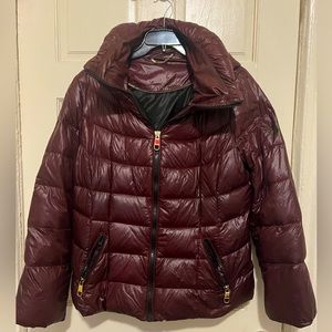 Calvin Klein Women’s Burgundy Short Puffer in a size L.